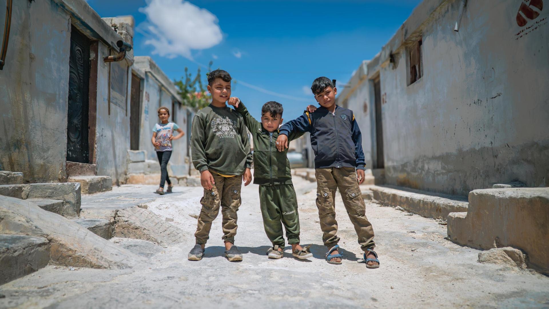 Trois des enfants de Walid dans les ruelles du camp où ils vivent actuellement. 