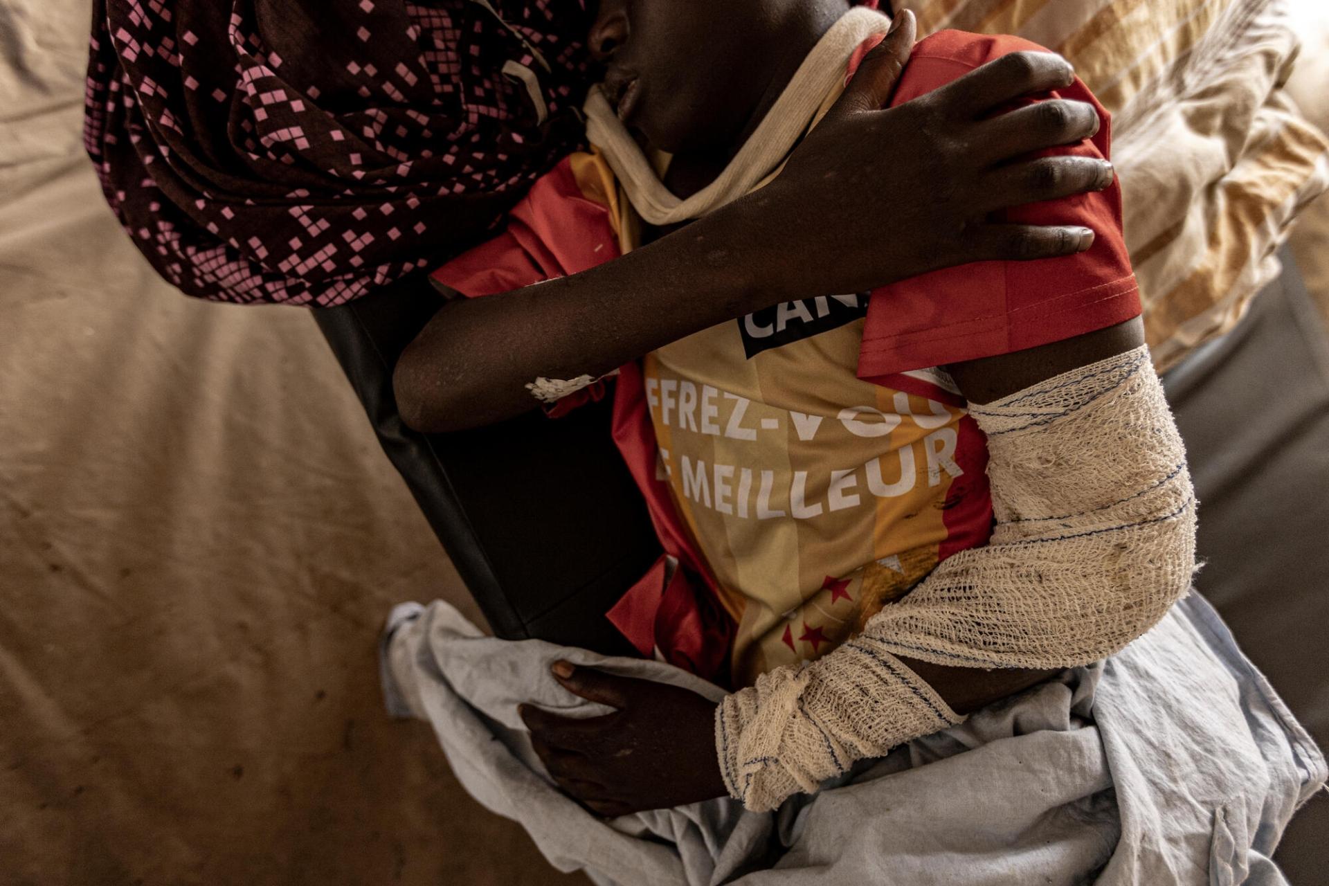Une petite fille (gauche) et un jeune garçon (droite) sont pris en charge à l’hôpital MSF de Kyeshero à Goma, où le groupe armé AFC/M23 a mené une offensive et pris le contrôle de la ville. Goma, RDC, janvier 2025.