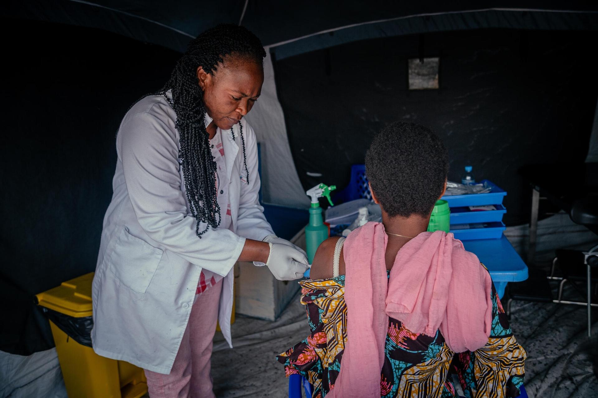Une infirmière MSF administre des vaccins contre le tétanos et l’hépatite B à une survivante de violences sexuelles. Goma, RDC, juin 2025.