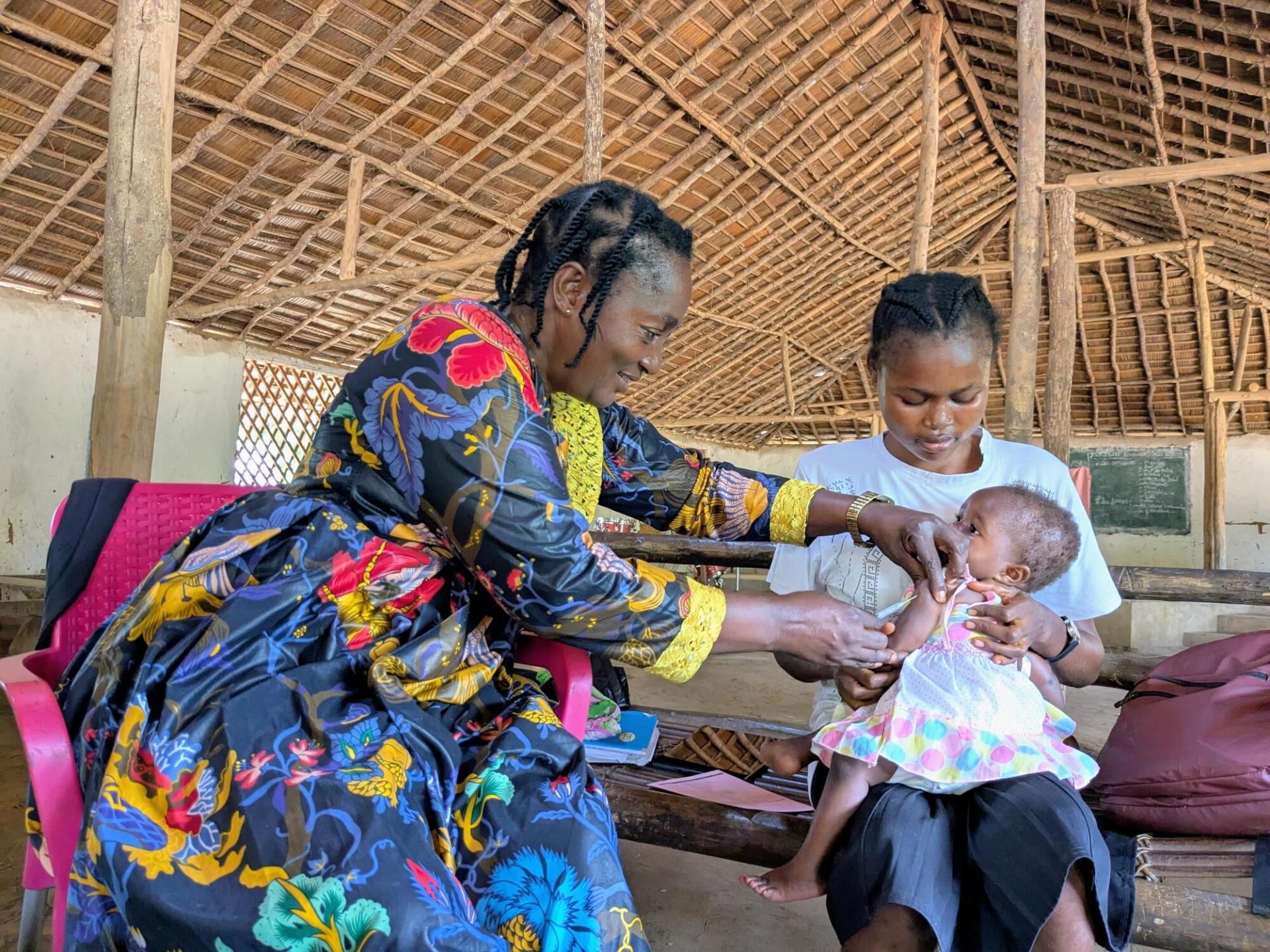 Vaccination d’un enfant au site d’Assembler des Saints, aire de santé de Budjala.