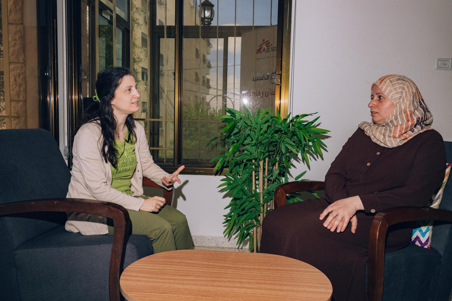 Rana Abu Hajleh, une patiente de MSF, s’entretient avec Shouruq, une assistante sociale de MSF, à la clinique de MSF à Naplouse. Les équipes de MSF à Naplouse ont assuré en moyenne environ 250 consultations en santé mentale par mois entre janvier et avril 2026.