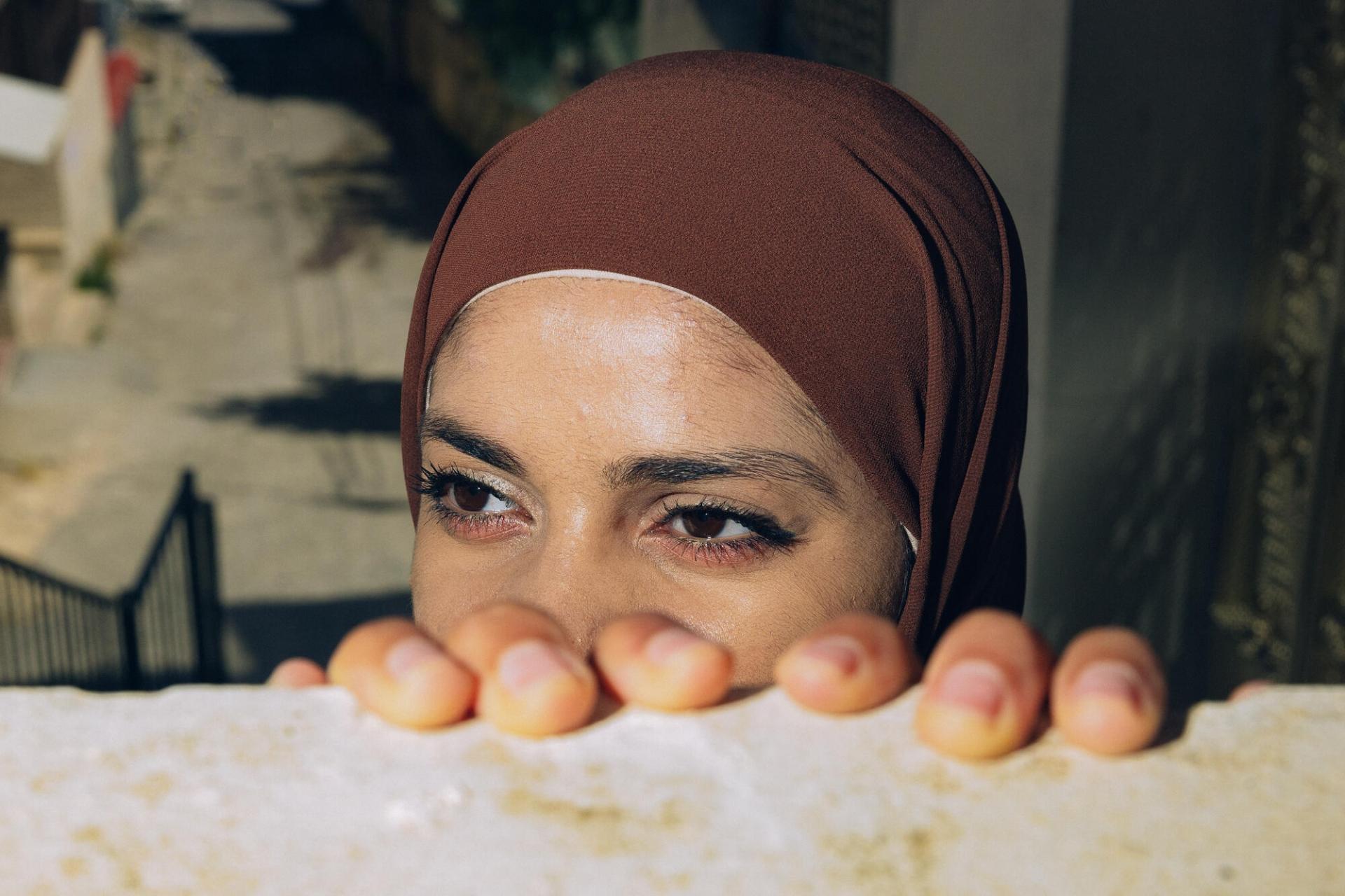 « Le camp était assiégé, un bulldozer militaire se trouvait à notre porte, mais j’étais déterminée à partir. À ce moment-là, j’ai senti que je n’avais pas le temps d’avoir peur », raconte Mariam, une patiente de MSF originaire du camp de réfugiés de Nur Shams, lors d’une visite à la clinique de MSF à Naplouse.