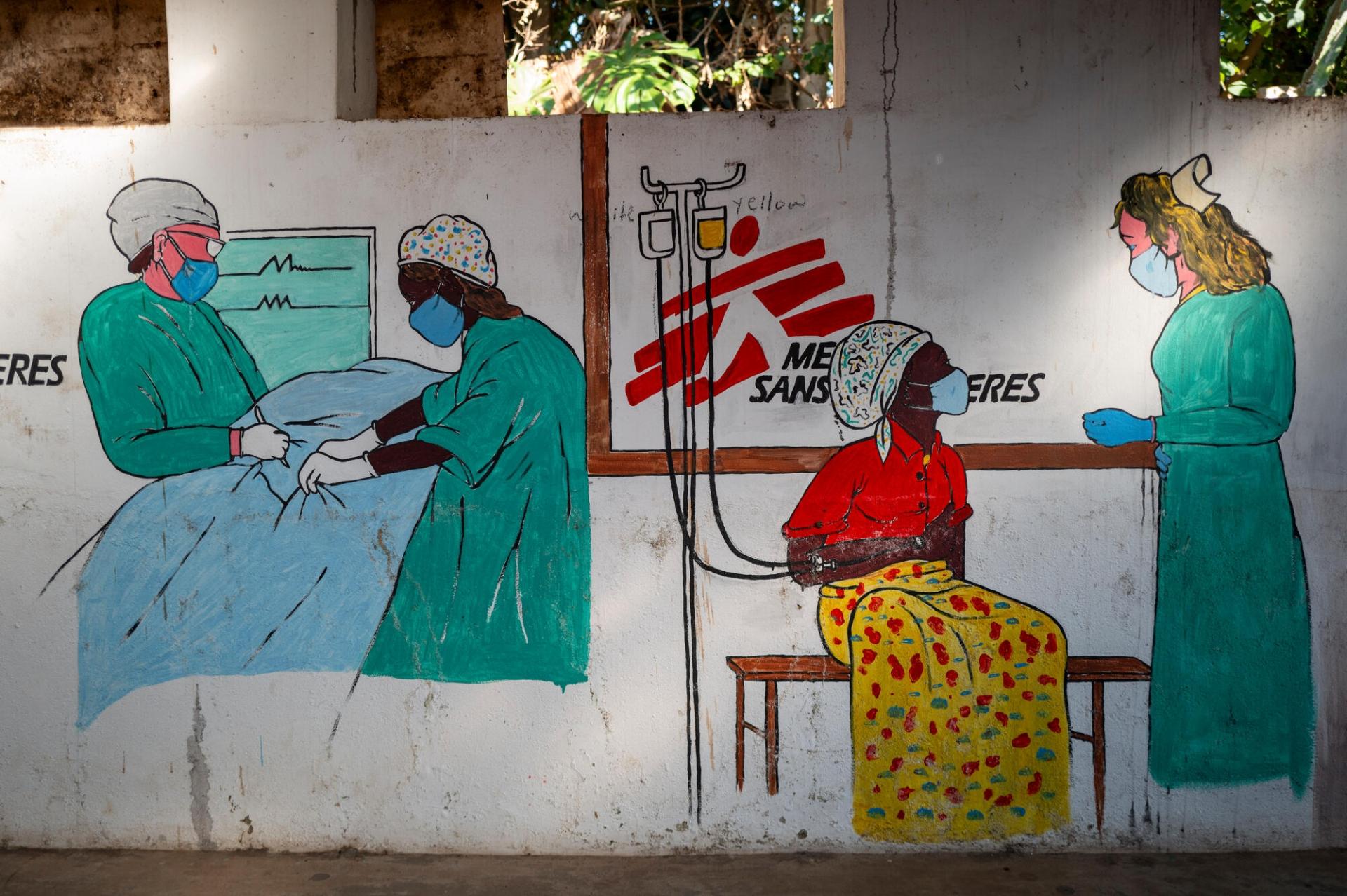 Une fresque murale aux couleurs de Médecins Sans Frontières (MSF) représente des agents de santé soignant des patients, à Blantyre. 