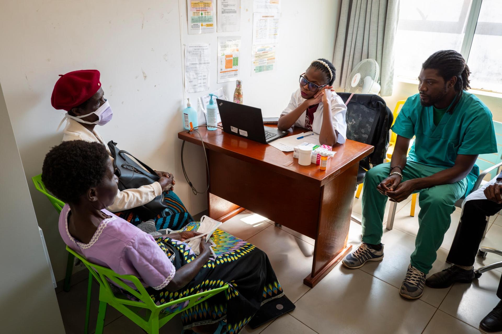 Une patiente accompagnée de sa sœur, lors d'une consultation avec l'équipe de MSF à l'hôpital central Queen Elizabeth de Blantyre, le 20 juillet 2026.