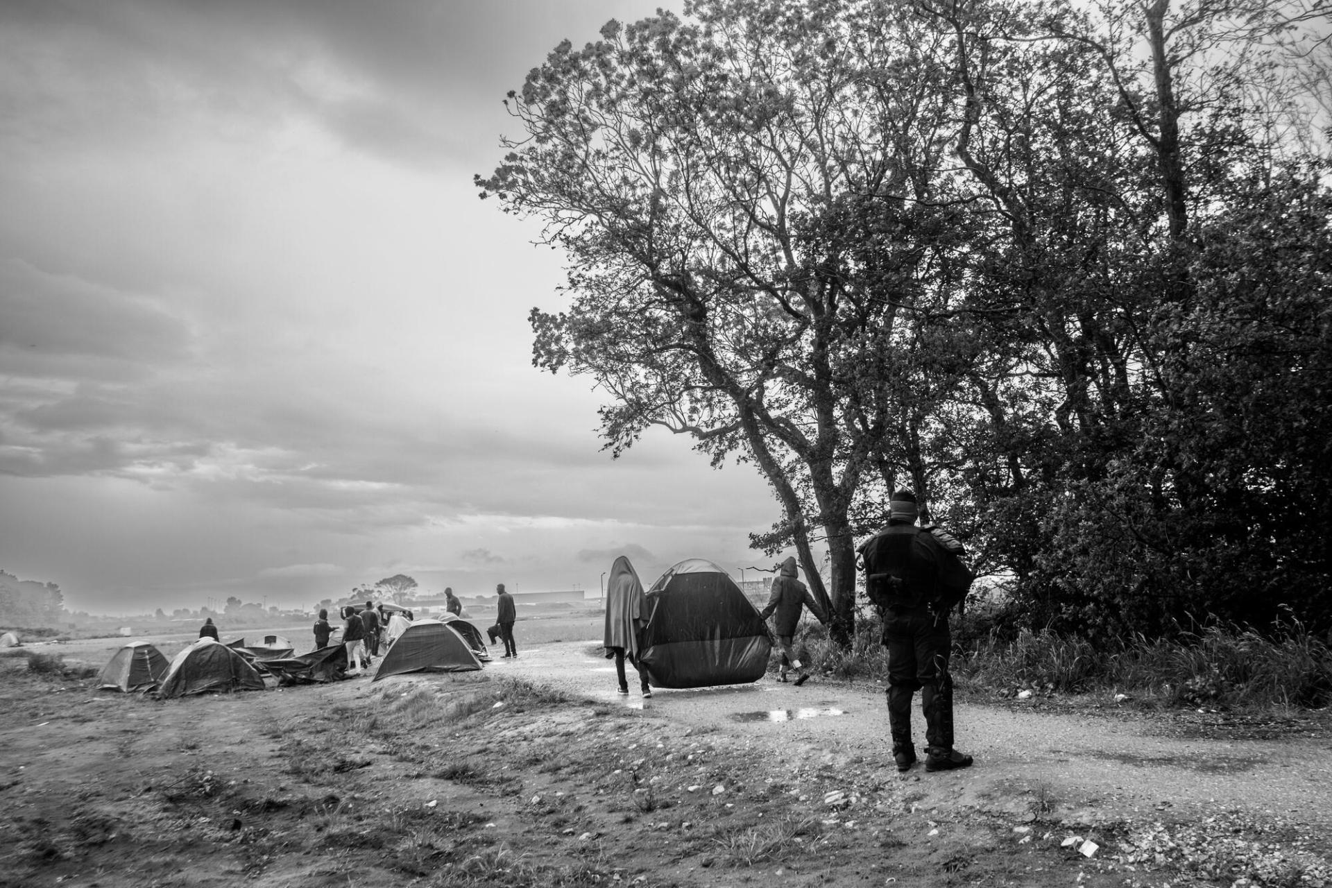 Les forces de l’ordre françaises démantèlent un campement de fortune à Calais, 2022.