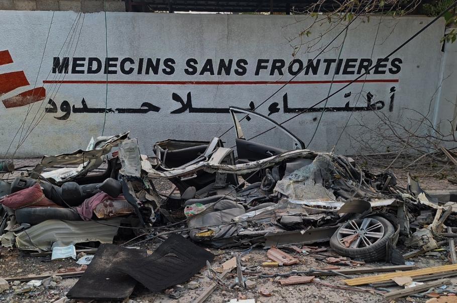 Vue d'une voiture MSF détruite devant la clinique MSF de Gaza