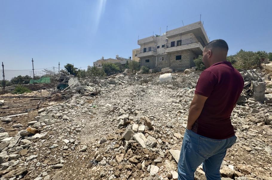 « C’était ma maison de famille, elle faisait 250 mètres carrés, le 14 mai, ils [l’armée israélienne] l’ont rasée sans aucun avertissement. Quand je suis revenu, j’avais tout perdu, toutes les économies de ma vie était dans cette maison », Maher Ubayat, un habitant du village de Kisan. Cisjordanie, août 2025