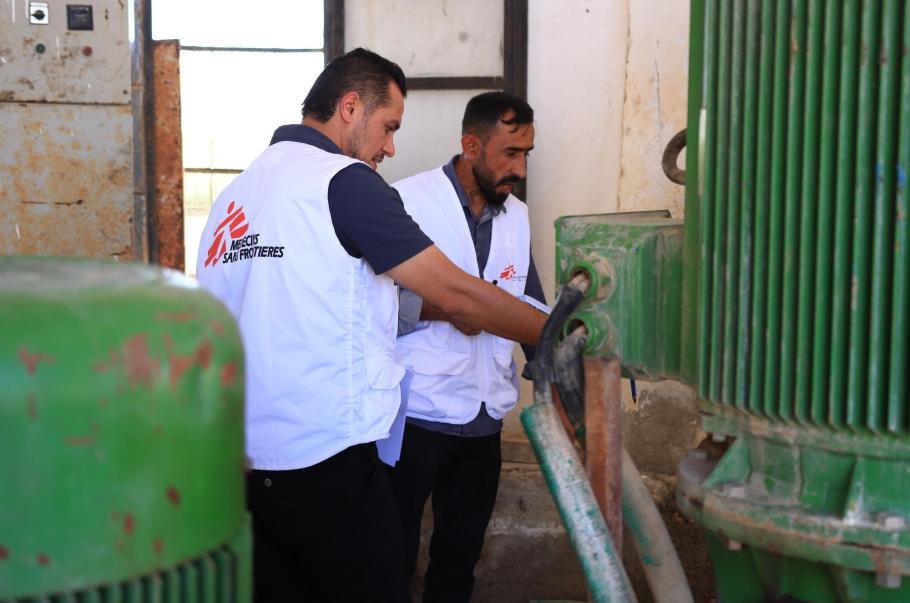  Des membres de MSF examinent les dégâts causés par les inondations sur une station d’eau à Raqqa.