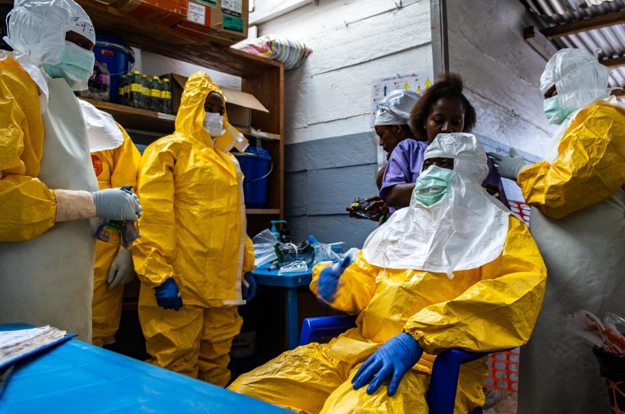 Deux membres du personnel de santé l'ONG MSF qui luttent contre Ebola en RDC