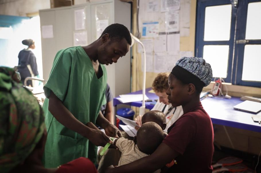 Un médecin de MSF dépiste la malnutrition aiguë chez un enfant au centre de santé de Kachembe, au Nord-Kivu.