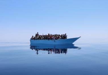 Une embarcation avec 93 personnes à son bord tente de traverser la mer Méditerranée pour rejoindre les côtes européennes. Elles seront secourues le 12 juin par les équipes de MSF en charge des opérations de recherche et de sauvetage à bord du Geo Barents.