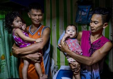 Des membres d'une famille à leur domicile lors d'une visite MSF. Tondo, Manille. Philippines.