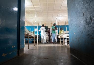 Vue d’une salle d’hospitalisation de l’hôpital général de Masisi. Nord-Kivu, RDC, septembre 2025.