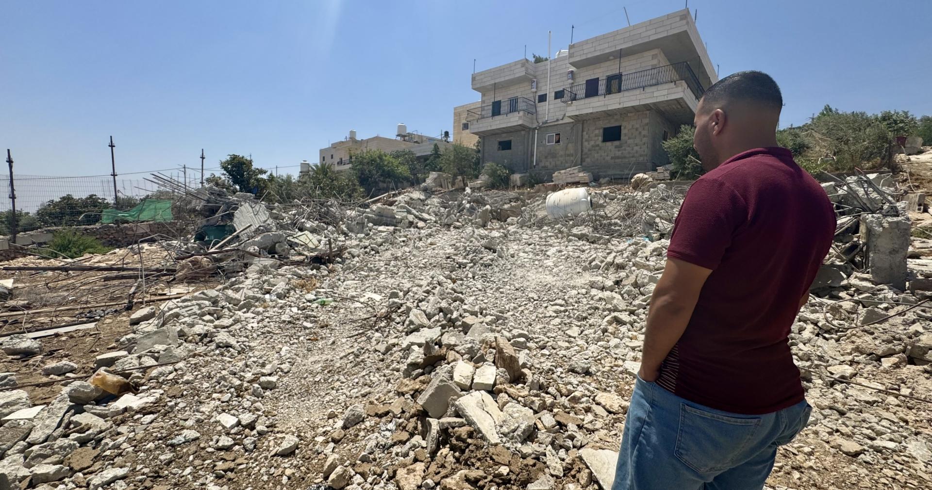 « C’était ma maison de famille, elle faisait 250 mètres carrés, le 14 mai, ils [l’armée israélienne] l’ont rasée sans aucun avertissement. Quand je suis revenu, j’avais tout perdu, toutes les économies de ma vie était dans cette maison », Maher Ubayat, un habitant du village de Kisan. Cisjordanie, août 2025