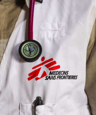 Un médecin MSF avec son stéthoscope 