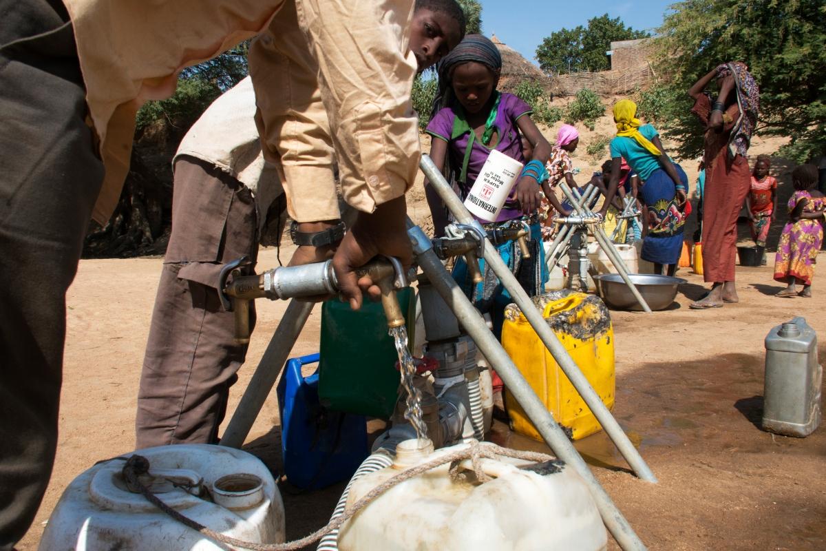 Un point d'eau installé par MSF près du lit de la rivière Bahr Azoum, dans le quartier de Ganatir, dans la ville d'Am Timan.
 © Abdoulaye Barry