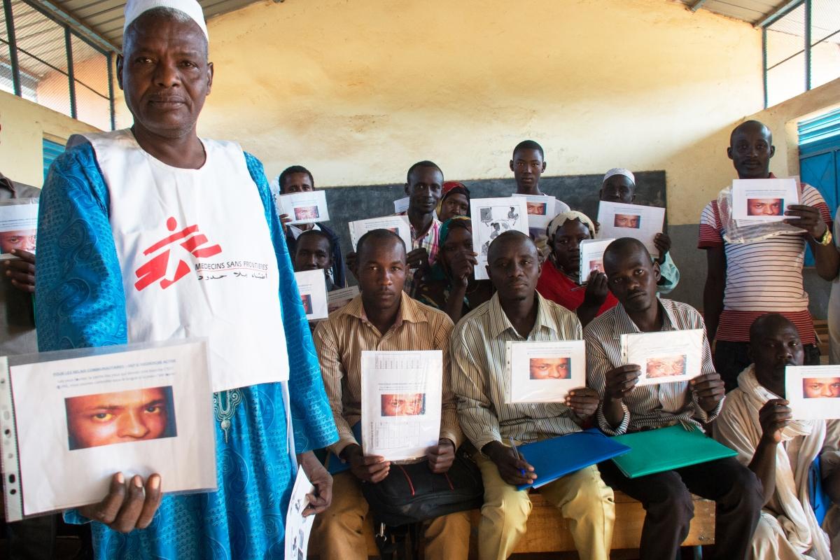 Équipe de promotion de la santé en cours de séance d'éducation. Cette activité vient en complément de la réponse médicale et des initiatives d'assainissement de l'eau.
 © Abdoulaye Barry