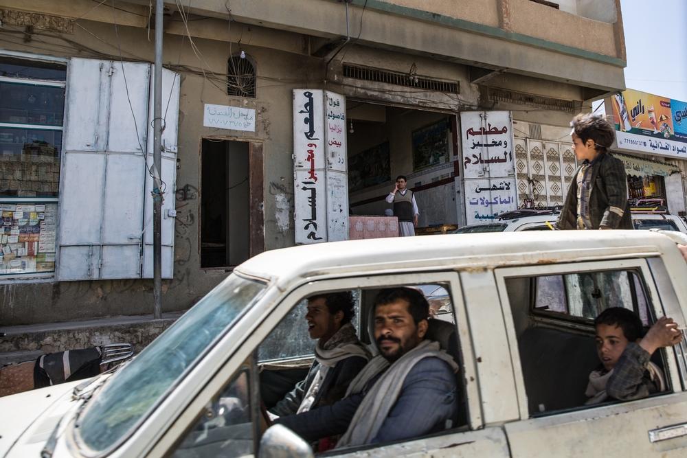 Un homme conduit une voiture, accompagné d'un jeune homme et de deux enfants.
 © Agnès Varraine-Leca/MSF