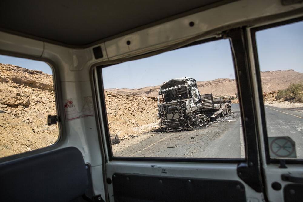 Un camion contenant de la nourriture a été bombardé dans la nuit du 22 février 2018 par la coalition internationale dirigée par l'Arabie saoudite et les Émirats arabes unis. La coalition a déclaré avoir visé un checkpoint tenu par les Houthis.
 © Agnès Varraine-Leca/MSF