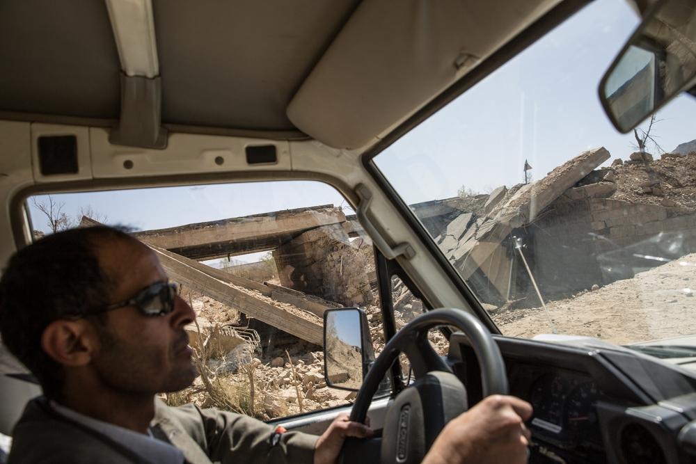 La route entre Saada et Khamer, bombardée par la coalition internationale dirigée par l'Arabie saoudite et les Émirats arabes unis.
 © Agnès Varraine-Leca/MSF