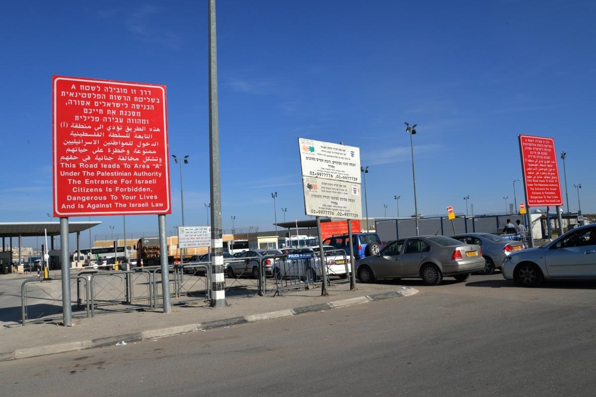 Point d’entrée en Cisjordanie vu depuis Israël.&nbsp;Il est écrit : « Cette route mène à à la zone "A", sous autorité palestinienne. L'entrée est interdite aux citoyens israéliens, dangereuse pour vos vies et à l'encontre des lois israéliennes.&nbsp;» 2014.
 © Aurélie Baumel/MSF