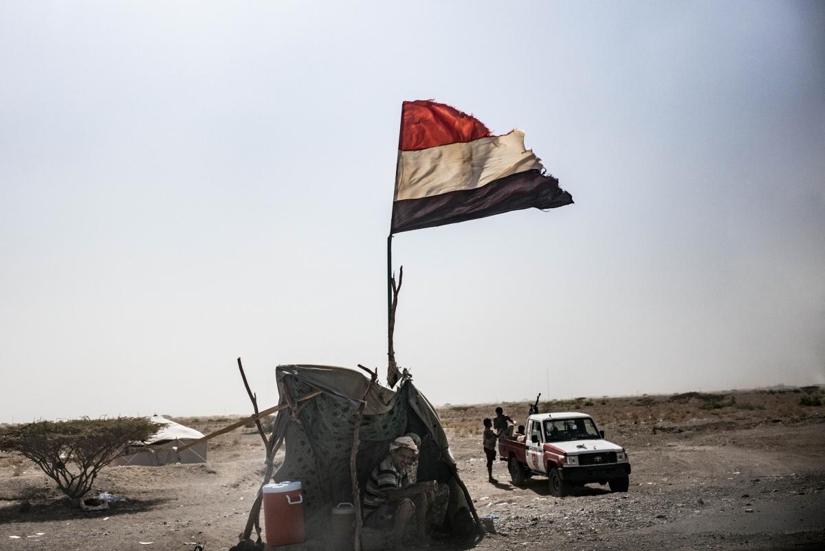 Yémen, novembre 2018. L'un des checkpoints tenus par les forces pro-gouvernementales, sur la route reliant Aden à Mocha. Avant l'ouverture de l’hôpital MSF, les blessés de guerre sur le front de Hodeidah étaient transférés à Aden, à plus de six heures de voiture.
 © Guillaume Binet / MYOP