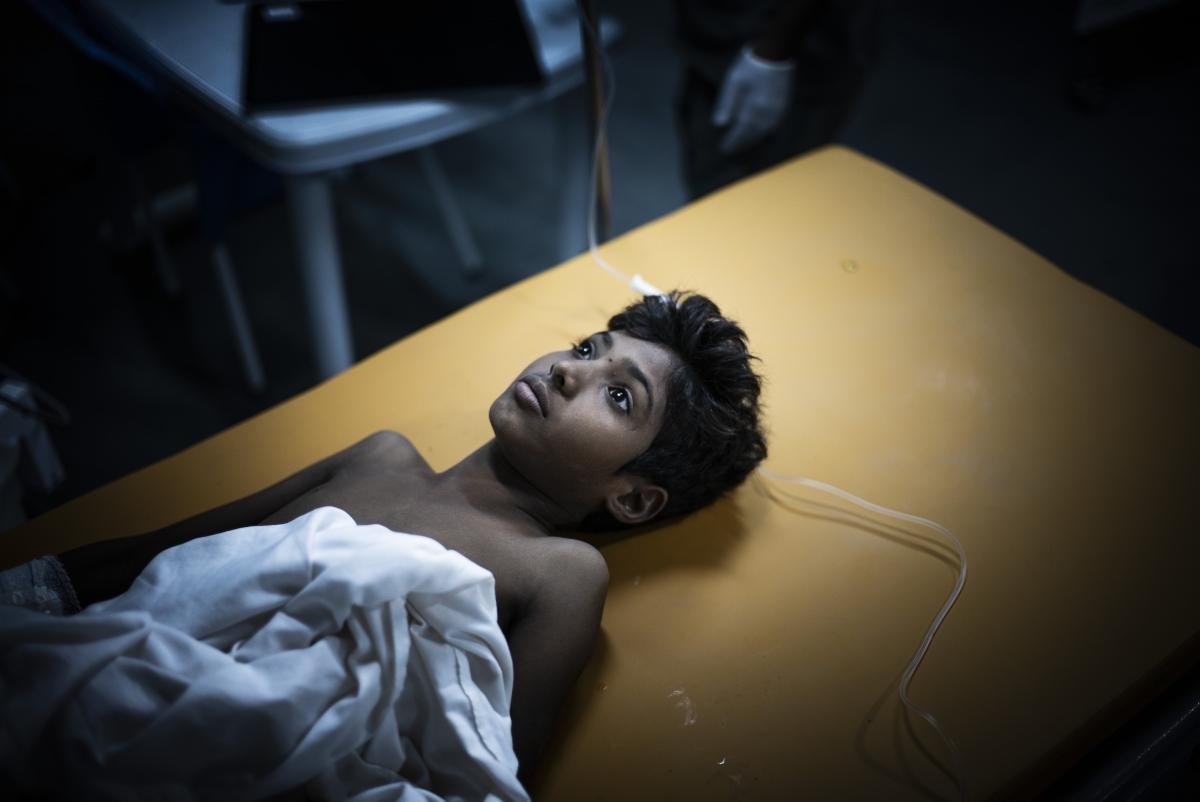 Yémen, novembre 2018. Un adolescent victime d'une explosion de mines est soigné aux urgences de l'hôpital MSF de Mocha.
 © Guillaume Binet / MYOP
