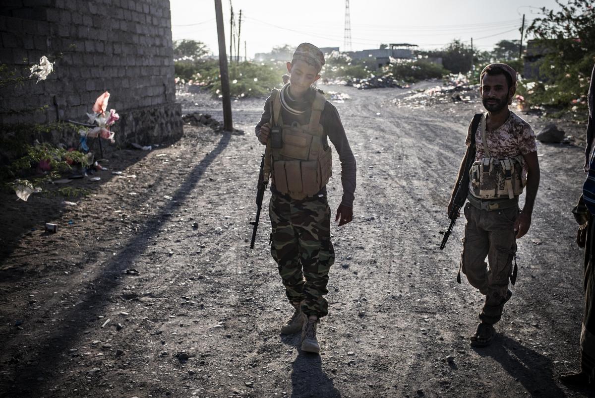 Yémen, novembre 2018. Un jeune militaire marche dans les rues de la ville de Mocha.
 © Guillaume Binet / MYOP