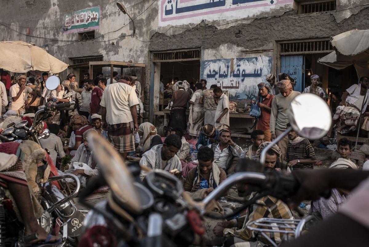 Yémen, novembre 2018. Marché au qat de la ville de Mocha.
 © Guillaume Binet / MYOP
