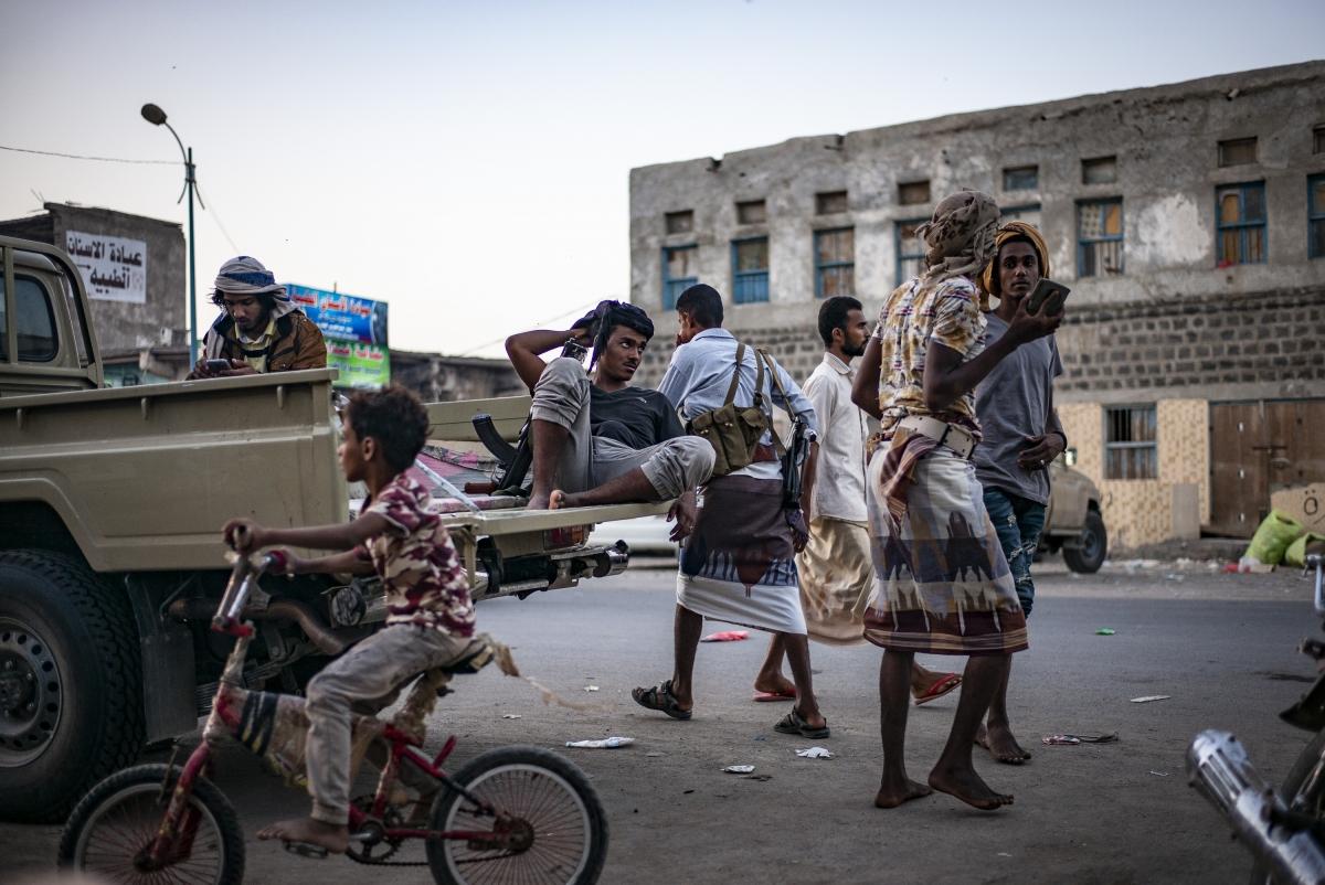 Yémen, novembre 2018. Ville de Mocha. Un homme en arme se repose à l’arrière d'un véhicule. Mocha est située à deux heures des lignes de front, au sud de Hodeidah.
 © Guillaume Binet / MYOP