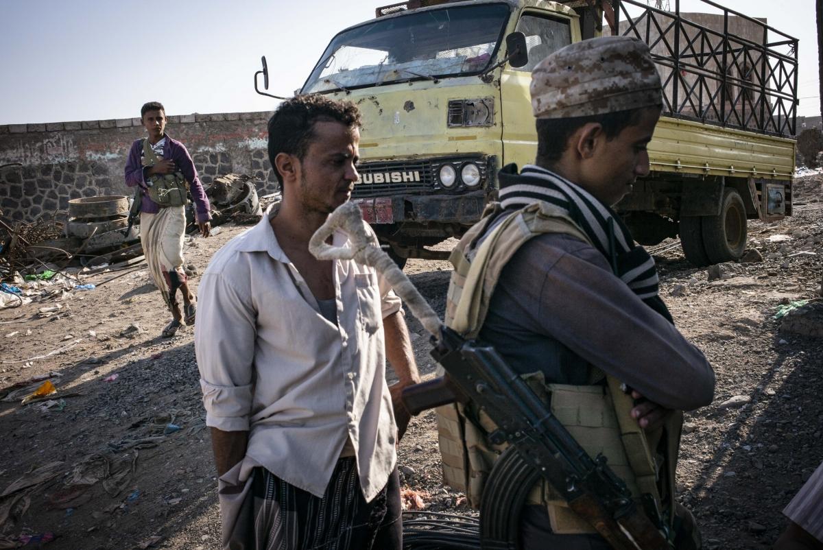 Yémen, novembre 2018. Ville de Mocha. Base arrière des forces armées yéménites pro-gouvernementales, mais aussi de leurs alliés, Mocha est un carrefour stratégique où se rejoignent les routes venant de Hodeidah et de Taiz. A l’est de la ville s'étend la ligne de front, où les combats font rage et où MSF soutient deux postes médicaux avancés, dans les villes de Hays et de Mafraq Al Mocha.
 © Guillaume Binet / MYOP