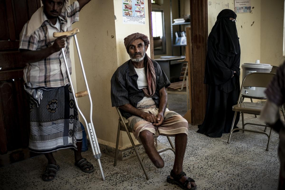 Yémen, novembre 2018. Région de Mawza, entre les villes de Mocha et Taiz. Abdel Ali est berger et vit dans le village d'Al Aysim. Il a perdu sa jambe droite dans l'explosion d'une mine. Deux autres membres de sa famille ont également été blessés dans des incidents similaires. La présence de mines dans la région a des conséquences dramatiques sur la population civile. Les routes et les champs ont été minés, les rendant inexploitables et entraînant la perte de moyens de subsistance pour la population.
 © Guillaume Binet / MYOP