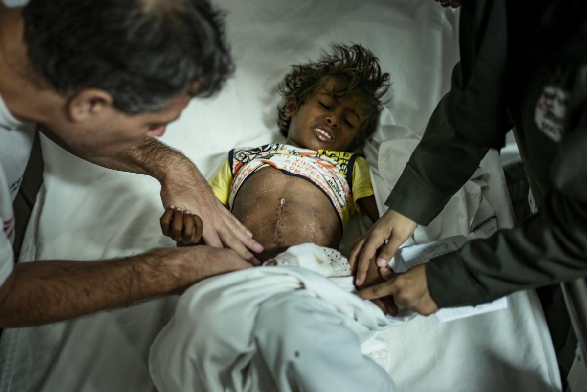 Yémen, novembre 2018. Hôpital MSF de Mocha. Cet enfant a été opéré afin de lui retirer une balle de l'abdomen. Stabilisées sur le front, les victimes de guerre, blessées par balles ou dans des explosions, sont transférées vers l'hôpital MSF de Mocha. Le trajet peut prendre plusieurs heures en fonction de l'intensité des combats et des références. Les patients arrivent souvent tard à l'hôpital, et dans des conditions critiques.
 © Guillaume Binet / MYOP