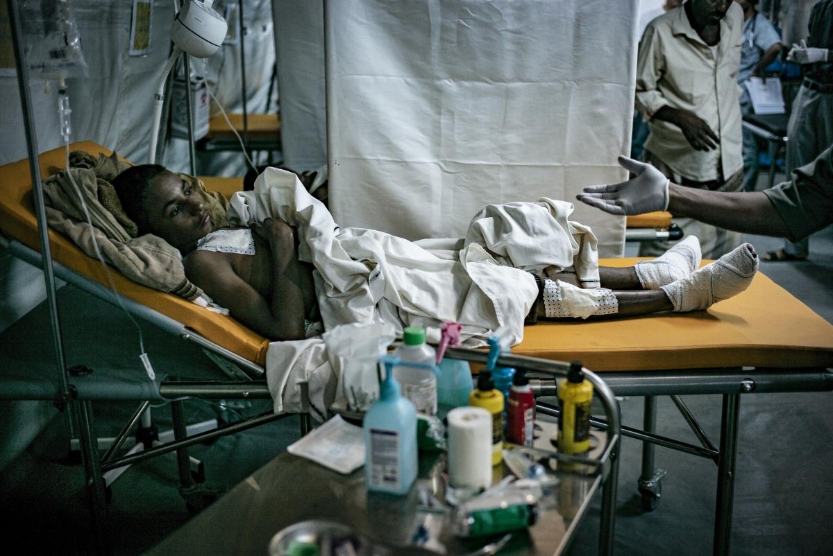 Yémen, novembre 2018. Un patient est soigné aux urgences de l'hôpital MSF de Mocha.
 © Guillaume Binet / MYOP