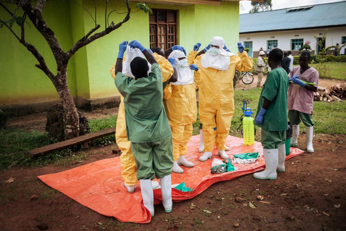 Des travailleurs de santé MSF retirent leurs équipements de protections individuels. République démocratique du Congo. 2018.
 © Alexis Huguet