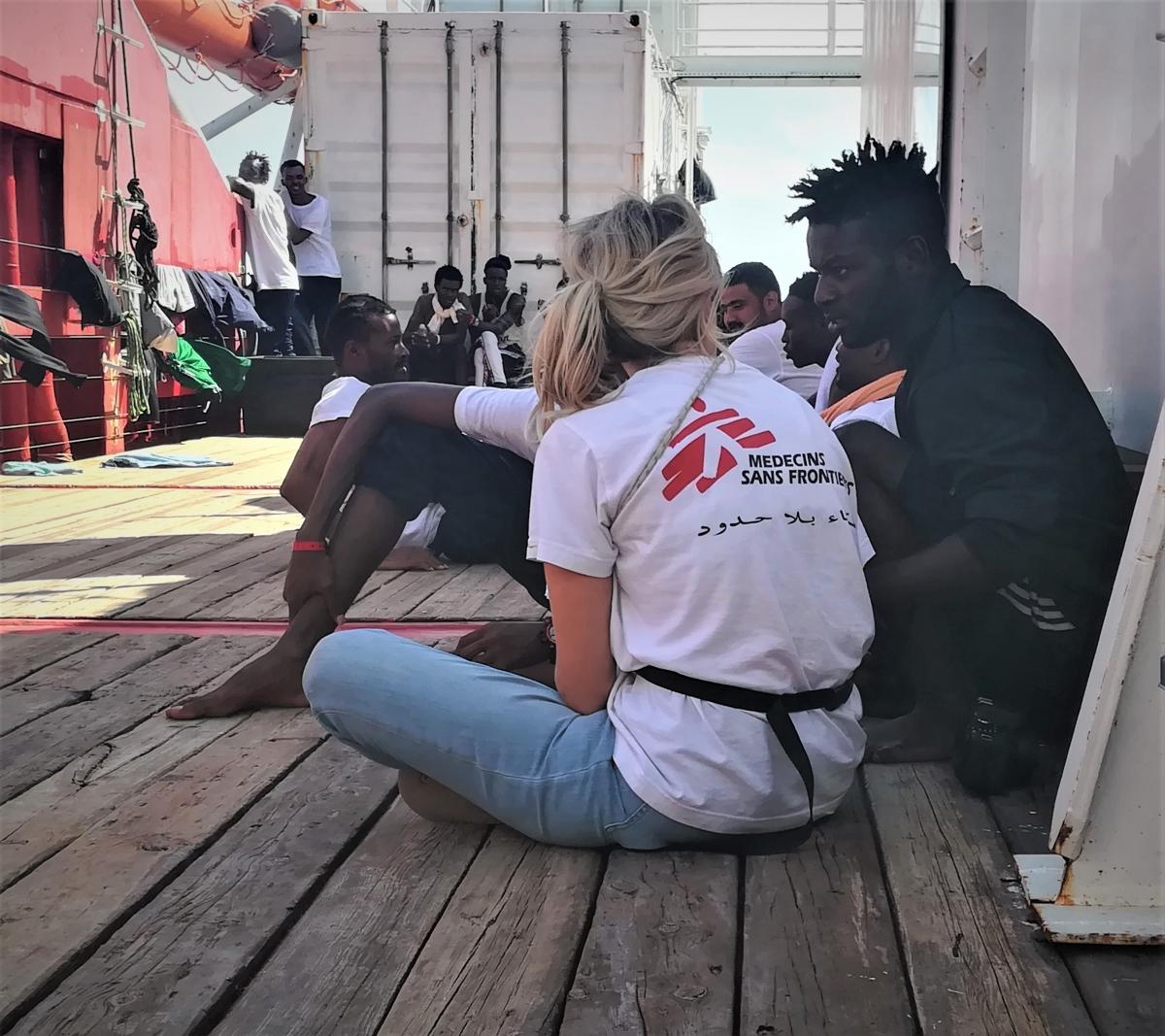 Hannah Wallace Bowman en discussion avec un rescapé à bord de l'Ocean Viking. 2019.
© MSF