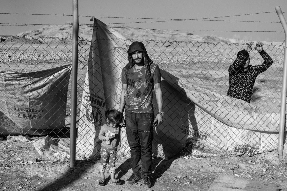 Camp de réfugiés de Bardarash, Kurdistan irakien. Hamza Mohammad Hamo, 29 ans, pose avec sa fille Gulista. C’est un ancien combattant kurde de Syrie, originaire de Kobané. Il est arrivé dans le camp de Bardarash avec sa fille de 3 ans.
 © Moises Saman / Magnum Photos pour MSF