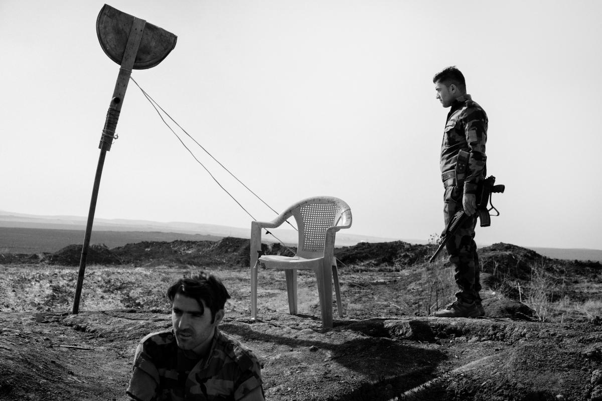 Province de Dohuk, Kurdistan irakien. Des combattants kurdes gardent la nouvelle frontière entre le territoire contrôlé par le gouvernement du Kurdistan et les zones placées sous le contrôle de l'armée irakienne près de la ville de Bashiqa, reprise au groupe Etat islamique en 2016 par les forces irakiennes et kurdes.
 © Moises Saman / Magnum Photos pour MSF