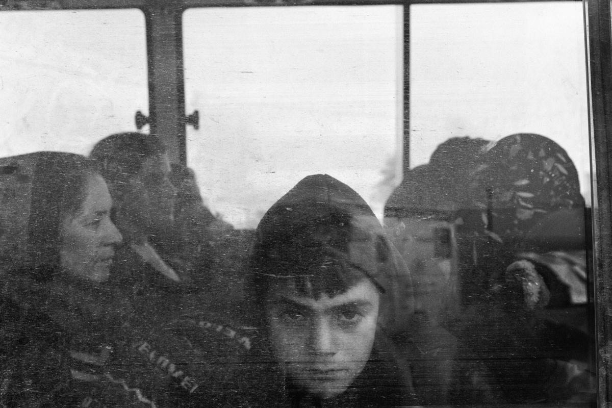 Poste frontière de Sahela, entre la Syrie et l’Irak, 1er novembre 2019. Des bus sont affrétés pour transporter les réfugiés kurdes du nord-est de la Syrie jusqu’au camp de Bardarash, dans la province de Dohuk, au Kurdistan irakien.
© Moises Saman / Magnum Photos pour MSF