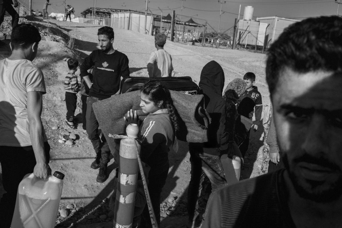 Camp de réfugiés de Bardarash, Kurdistan irakien. Distribution de couvertures et de bidons d’essence pour se chauffer.
 © Moises Saman / Magnum Photos pour MSF