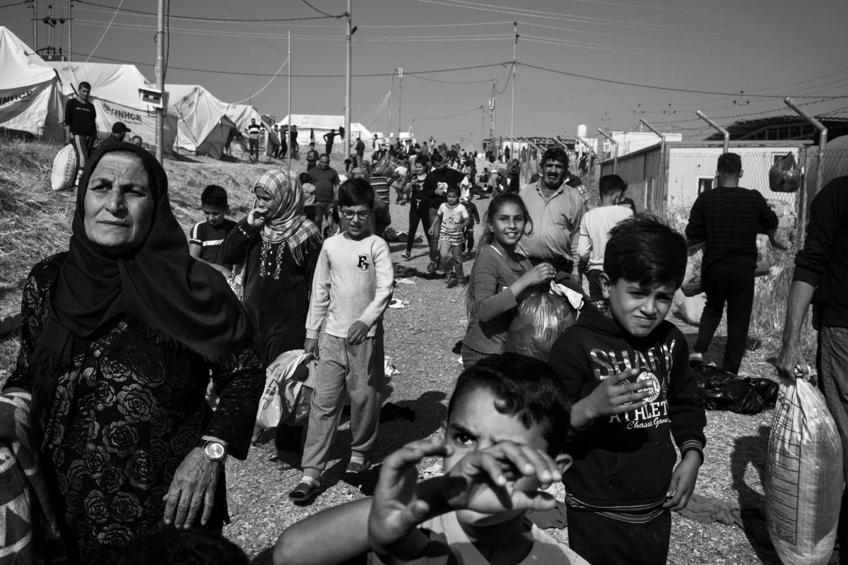 Camp de réfugiés de Bardarash, Kurdistan irakien. Distribution de vêtements d’hiver dans le camp de Bardarash.
© Moises Saman / Magnum Photos pour MSF