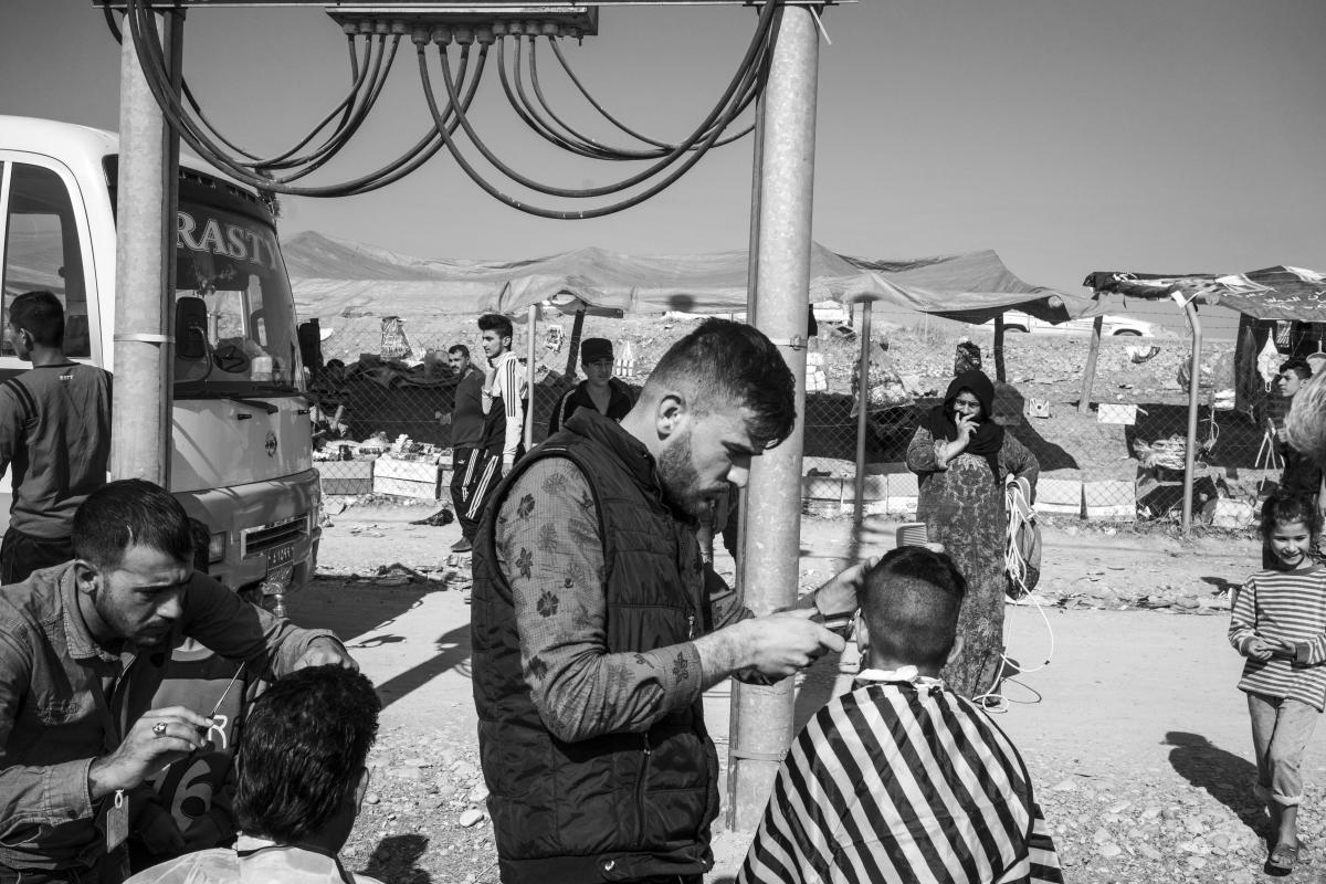 Camp de réfugiés de Bardarash, Kurdistan irakien. Un salon de coiffure s’est improvisé à l’intérieur du camp de Bardarash.
© Moises Saman / Magnum Photos pour MSF