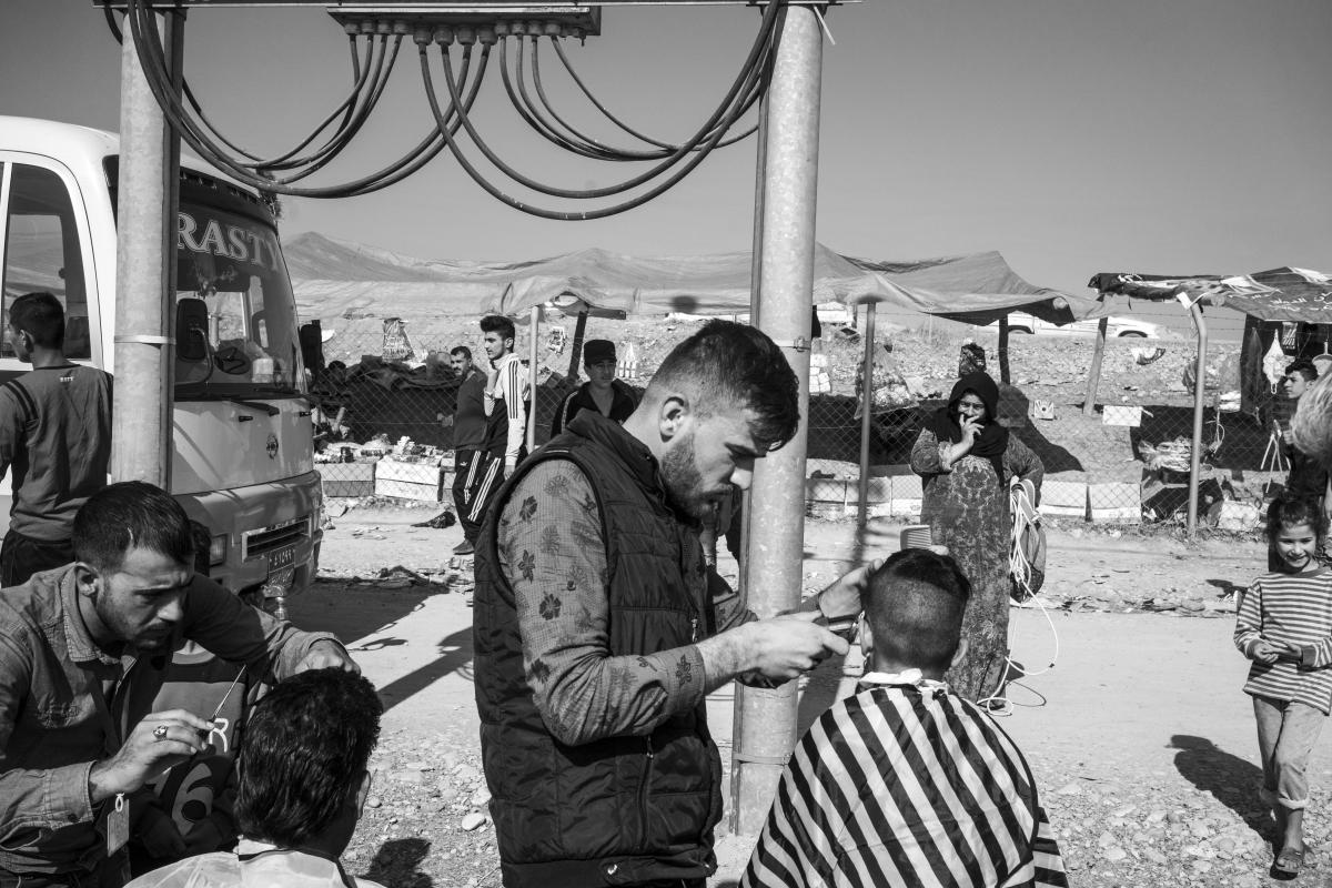 Camp de réfugiés de Bardarash, Kurdistan irakien. Un salon de coiffure s’est improvisé à l’intérieur du camp de Bardarash.
 © Moises Saman / Magnum Photos pour MSF