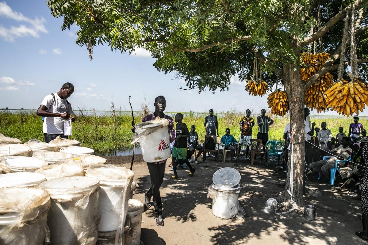 Distribution de kits d'urgence dans les zones inondées et difficilement accessibles.&nbsp;
 © Nicola Flamigni/MSF