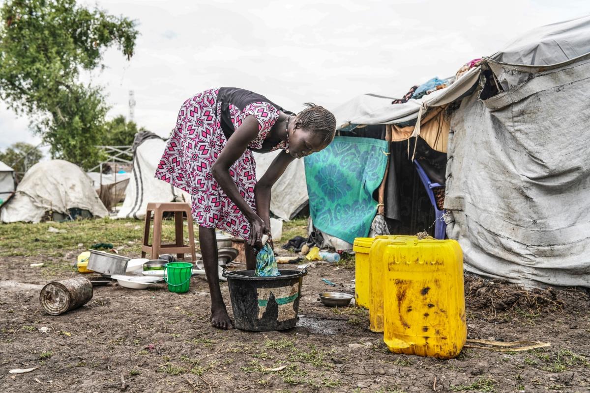 Une femme lave son linge dans le camp de Pibor, au Soudan du Sud, décembre 2019.
 © MSF