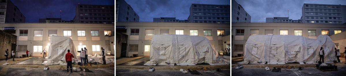 La structure permet d'accueillir 12 personnes ayant besoin de premiers soins de réanimation, avant qu'ils puissent intégrer la réa de l'hôpital. Reims, 4 avril 2020.
© Agnes Varraine-Leca/MSF