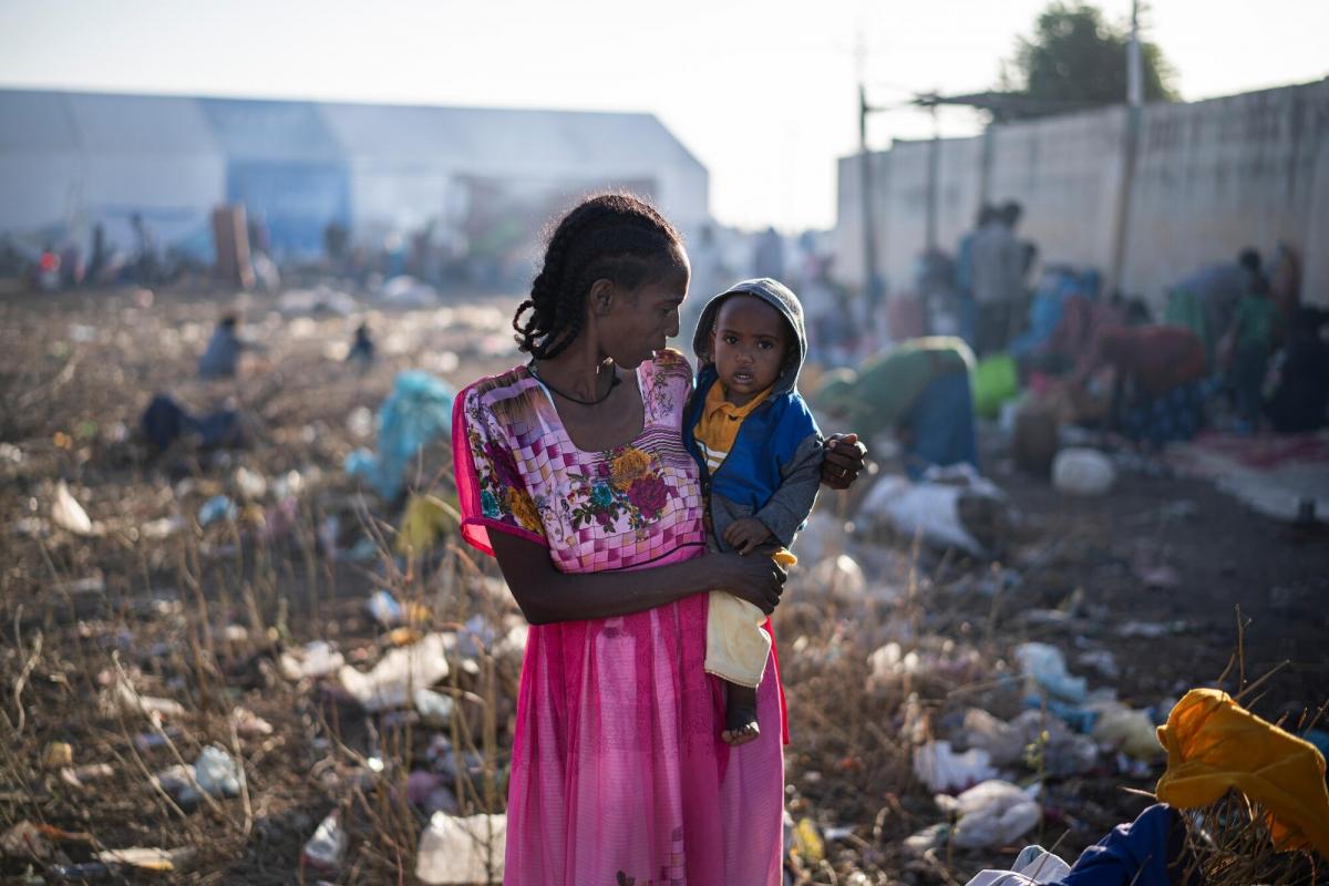 Une femme tient un enfant dans ses bras à Hamdayet, à la frontière entre l'Ethiopie et le Soudan. Ils ont fui les violences en cours dans le Tigré depuis le 4 novembre 2020.
 © Olivier Jobard/MYOP