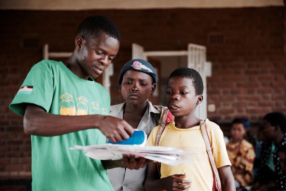 Chilungamo, un des mentors du Teen club, discute avec des participants. Mars 2020. Malawi.
© Francesco Segoni/MSF