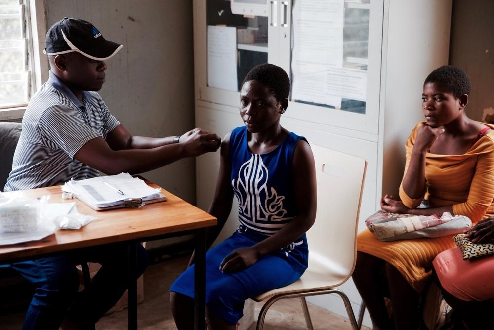 Des adolescentes reçoivent des soins durant un Teen club. Mars 2020. Malawi.
© Francesco Segoni/MSF