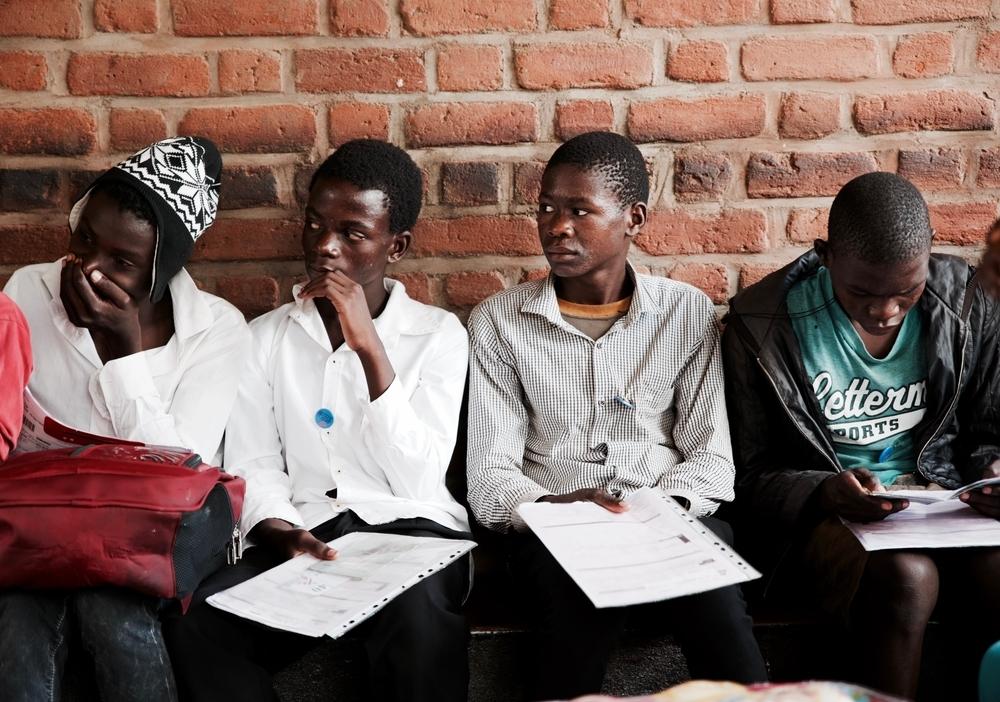 Des adolescents attendent leur tour pour recevoir une consultation médicale. Mars 2020. Malawi.&nbsp;
 © Francesco Segoni/MSF